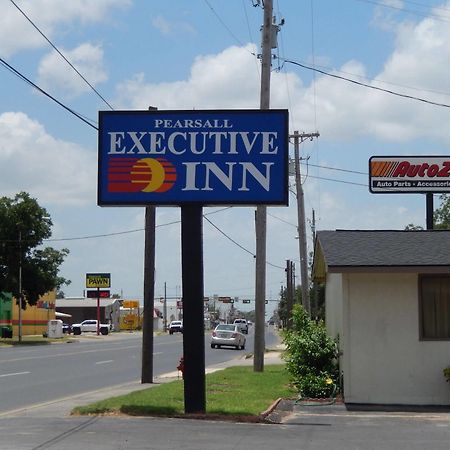 Executive Inn Pearsall Extérieur photo