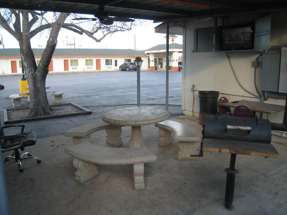 Executive Inn Pearsall Extérieur photo