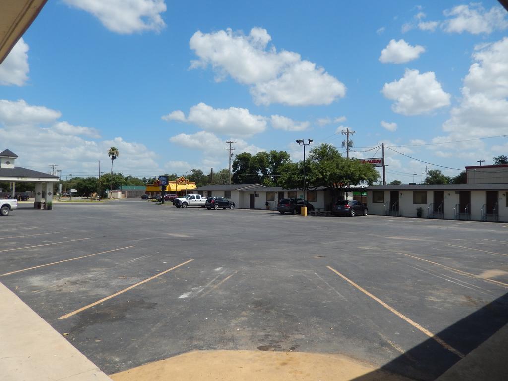 Executive Inn Pearsall Extérieur photo