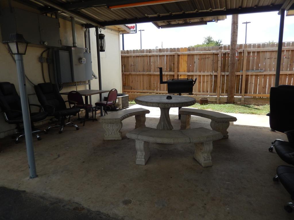 Executive Inn Pearsall Extérieur photo