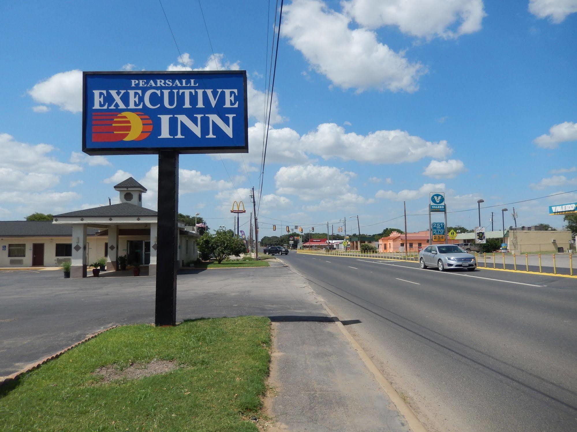Executive Inn Pearsall Extérieur photo