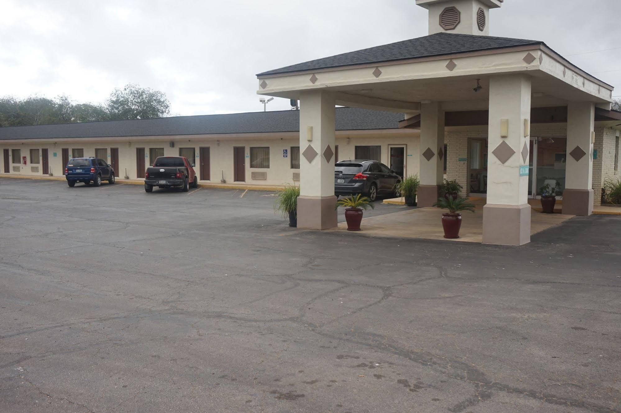 Executive Inn Pearsall Extérieur photo
