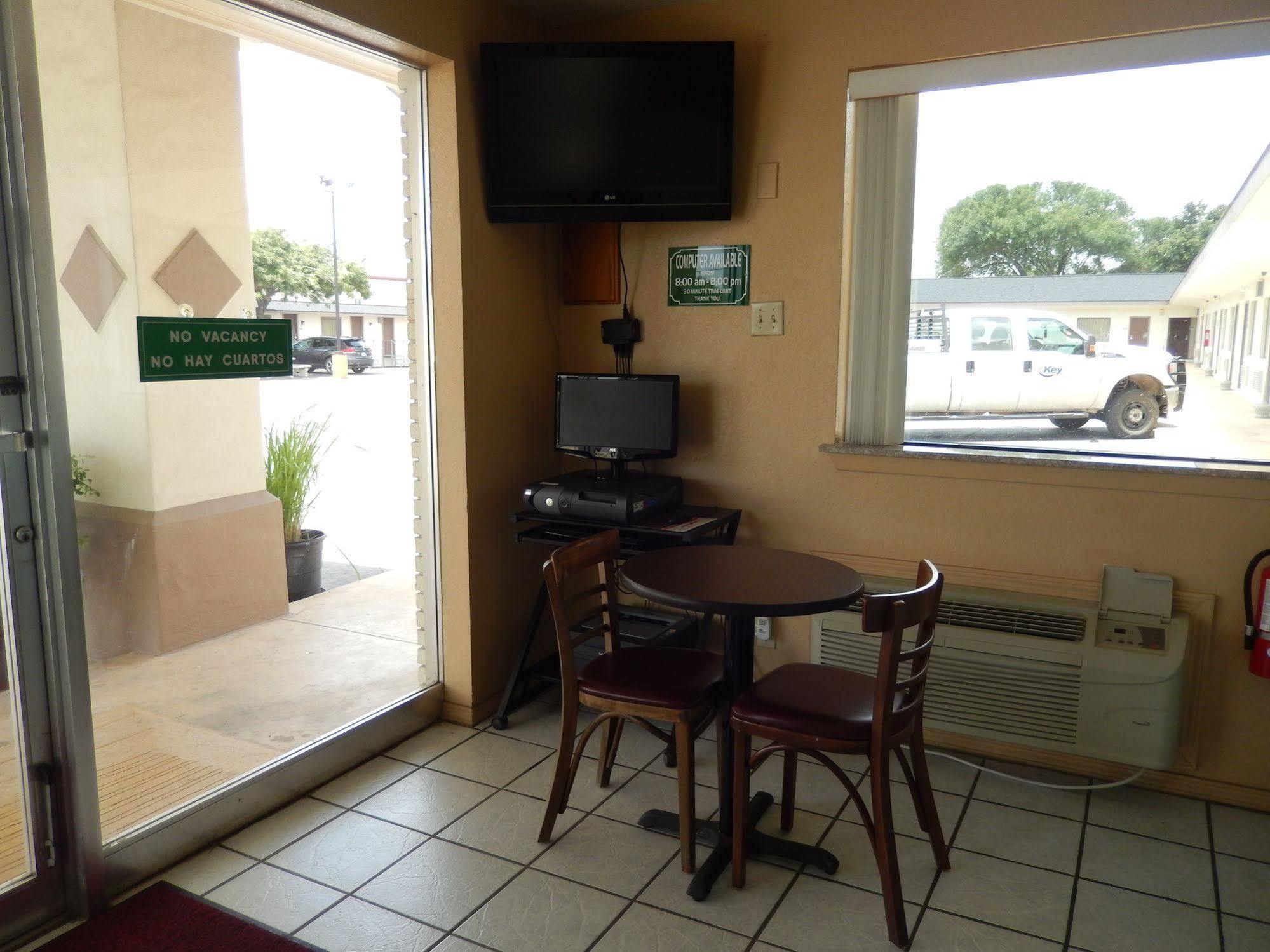 Executive Inn Pearsall Extérieur photo