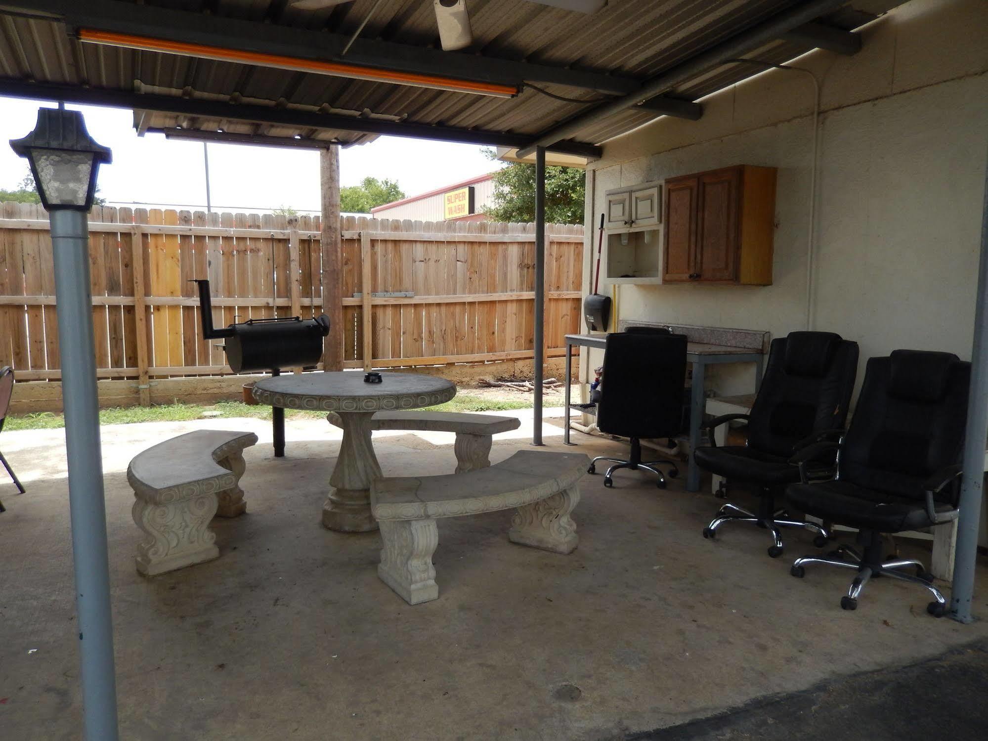 Executive Inn Pearsall Extérieur photo
