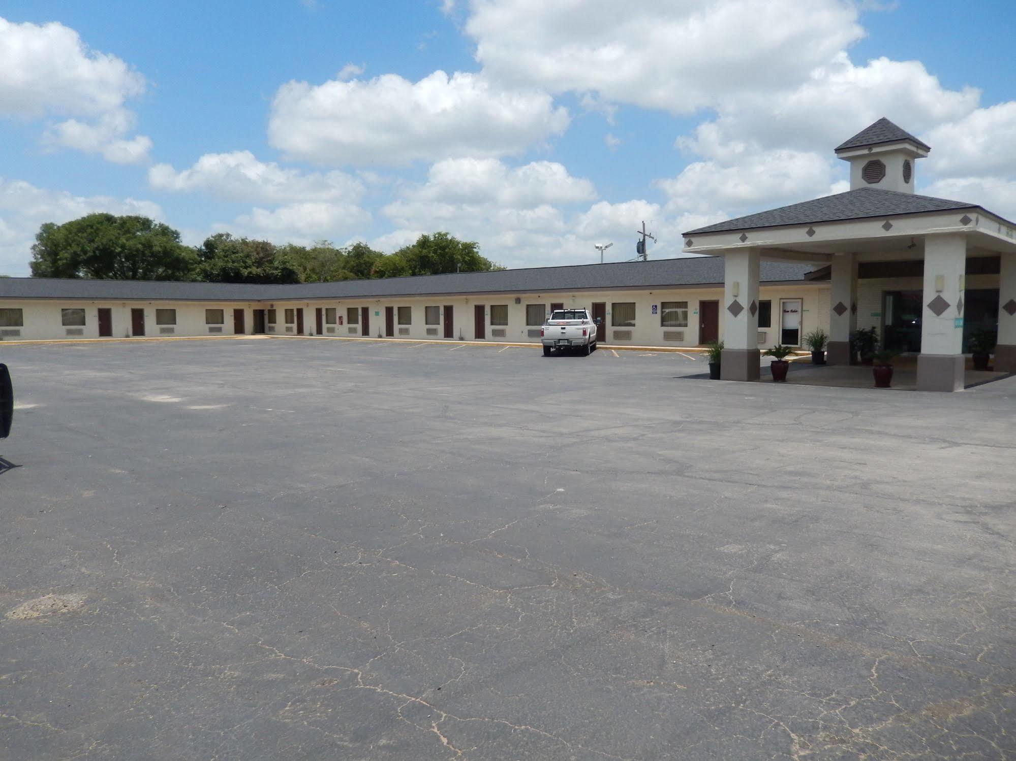 Executive Inn Pearsall Extérieur photo