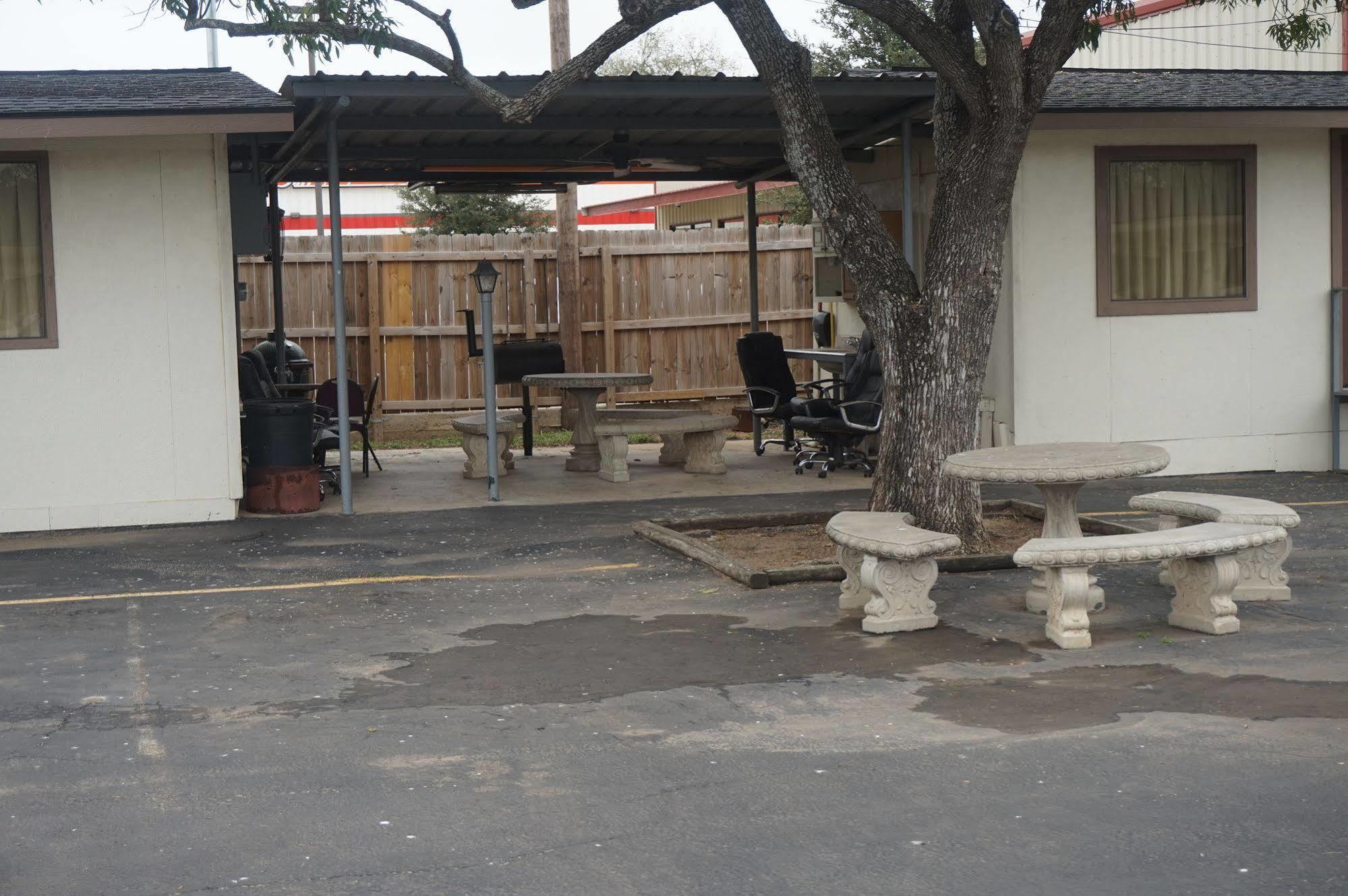 Executive Inn Pearsall Extérieur photo