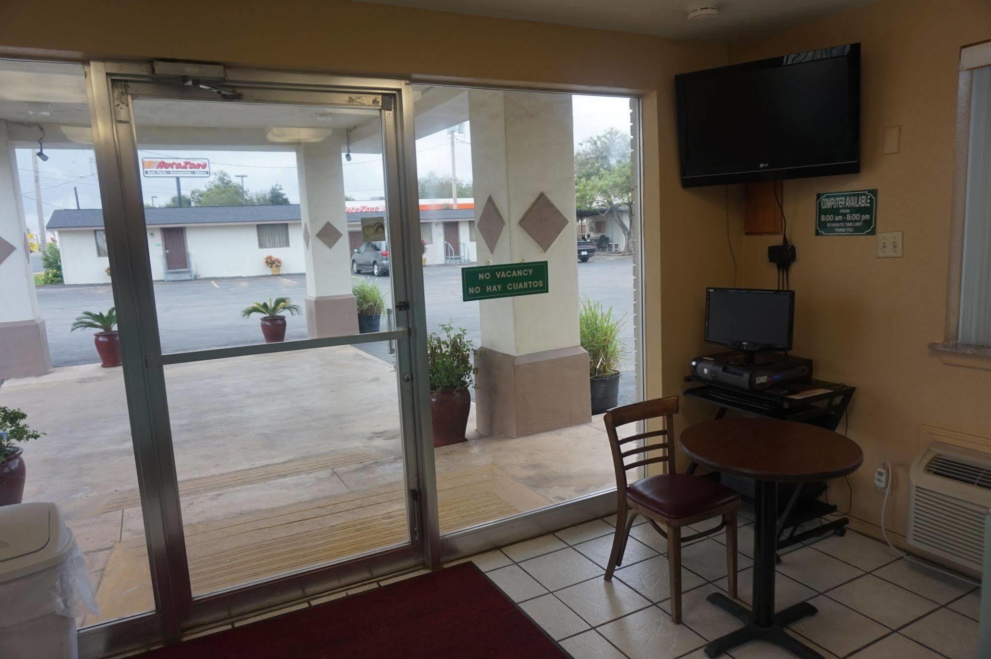 Executive Inn Pearsall Extérieur photo